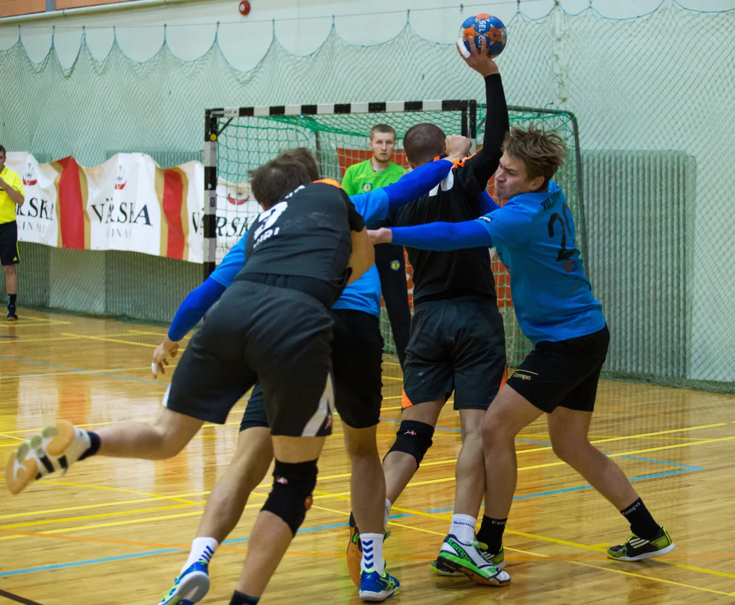 Laupäeval kohtusid Viljandi spordihoones Viljandi HC (sinises) ja Valga Käval. Viljandi võitis.