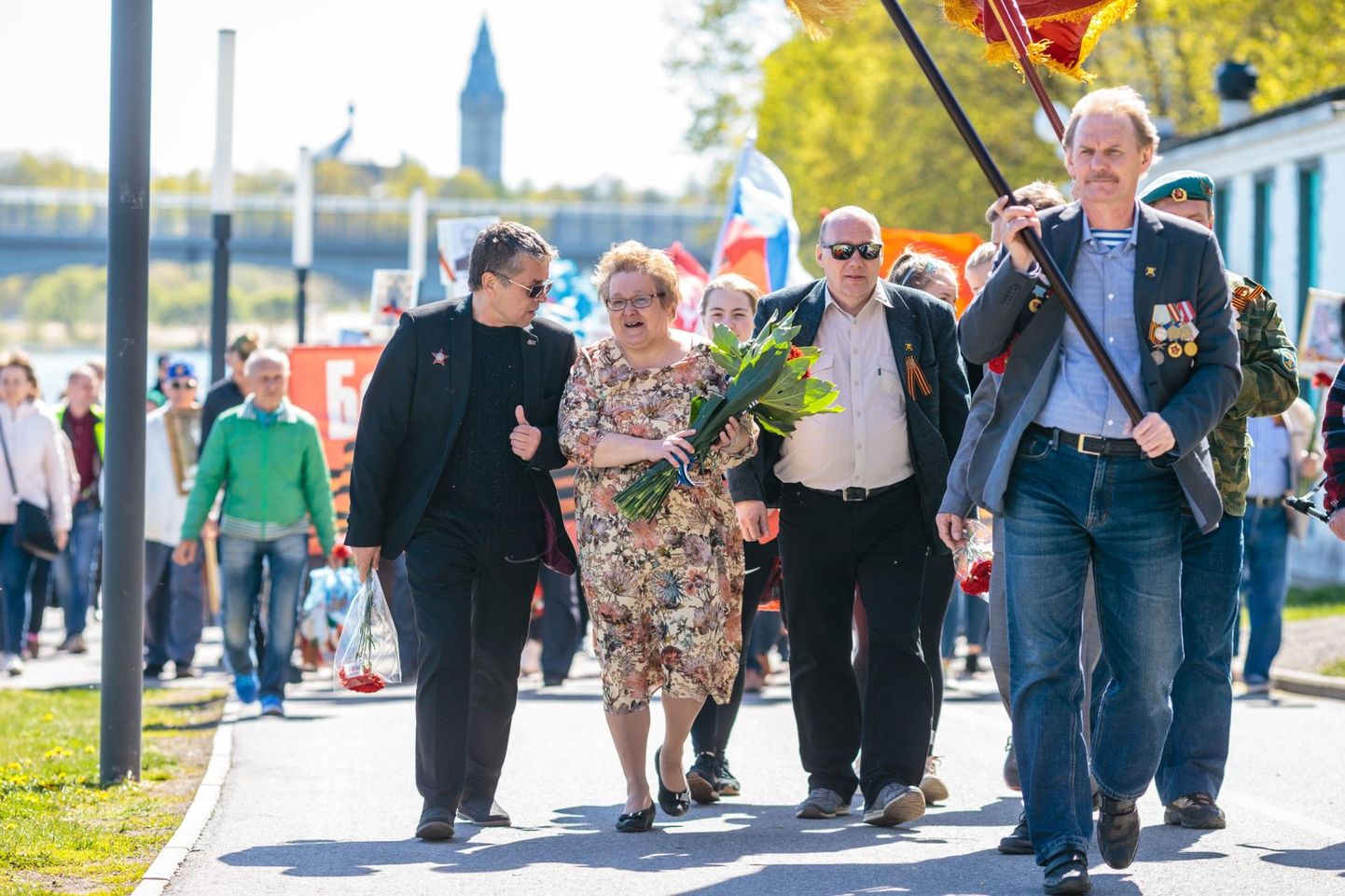 Pildil (keskel) 9. mai rongkäikude ja tänavuse Narva «vabastamise» korraldaja Larissa Olenina.