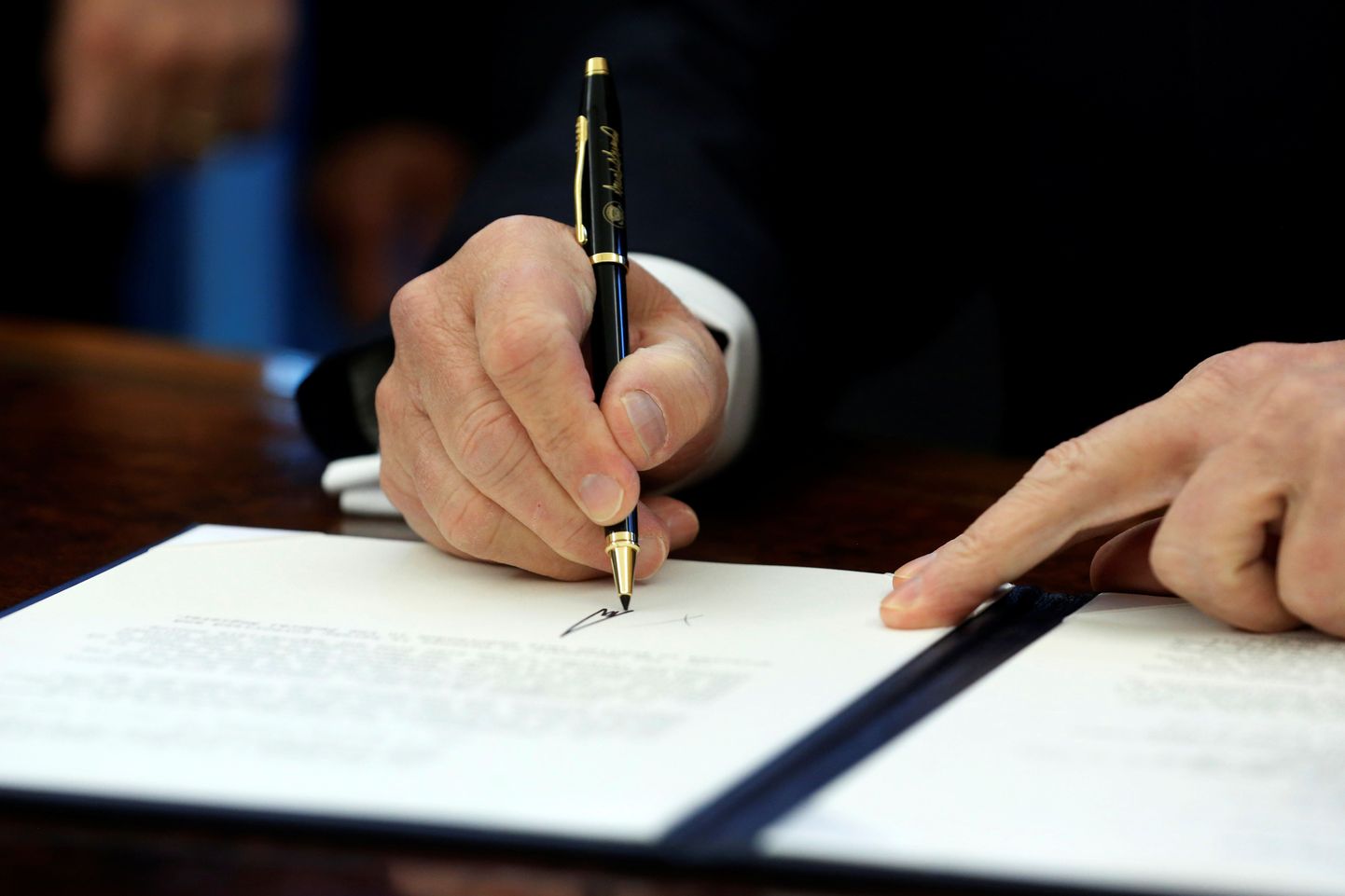 Donald Trump määrust allkirjastamas.