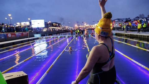 VIDEOREPORTAAŽ ⟩ «See teeb nii õnnelikuks!» Ligi tuhat talisuplejat püüab Tallinnas uut maailmarekordit teateujumises