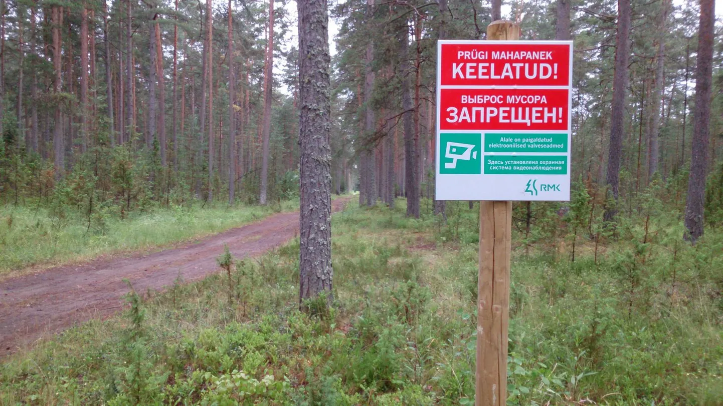 Hoiatav silt metsas.