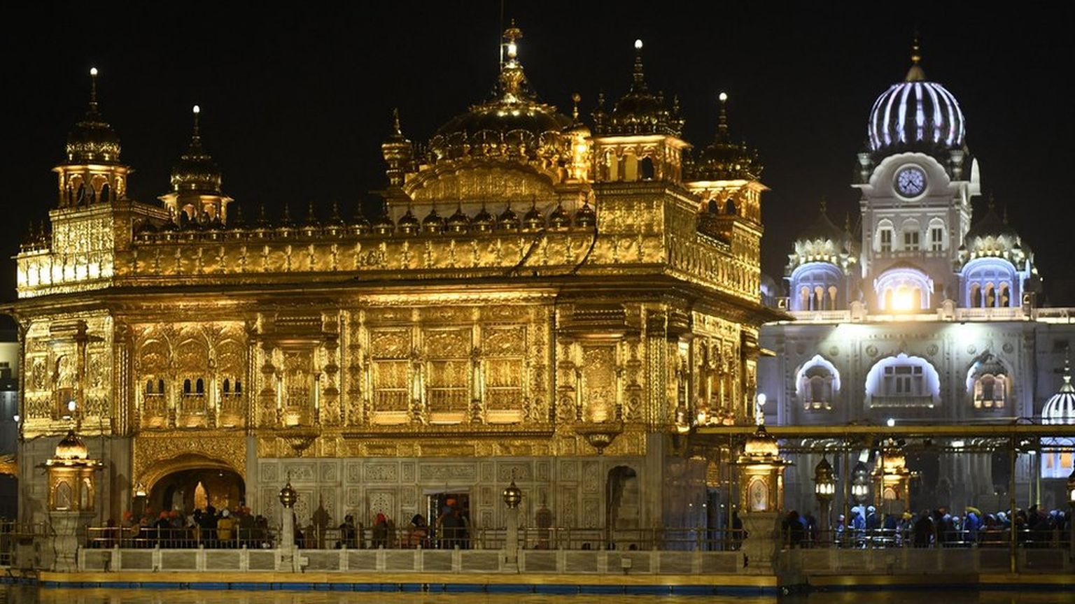 Золотой храм в Пенджабе - главная святыня приверженцев сикхизма по всему миру