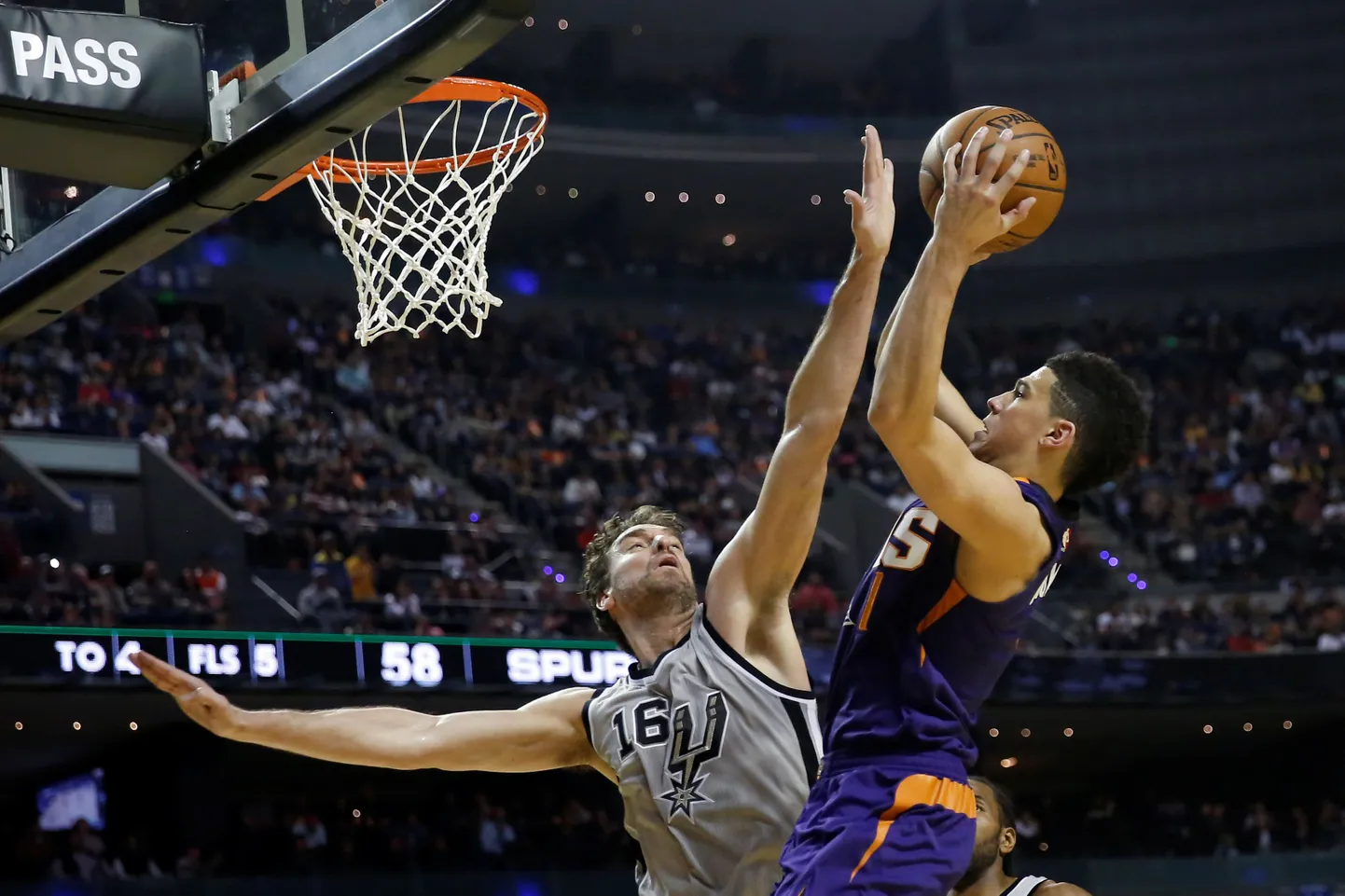 20-aastane Devin Booker (paremal) võitlemas vanameistri Pau Gasoliga.