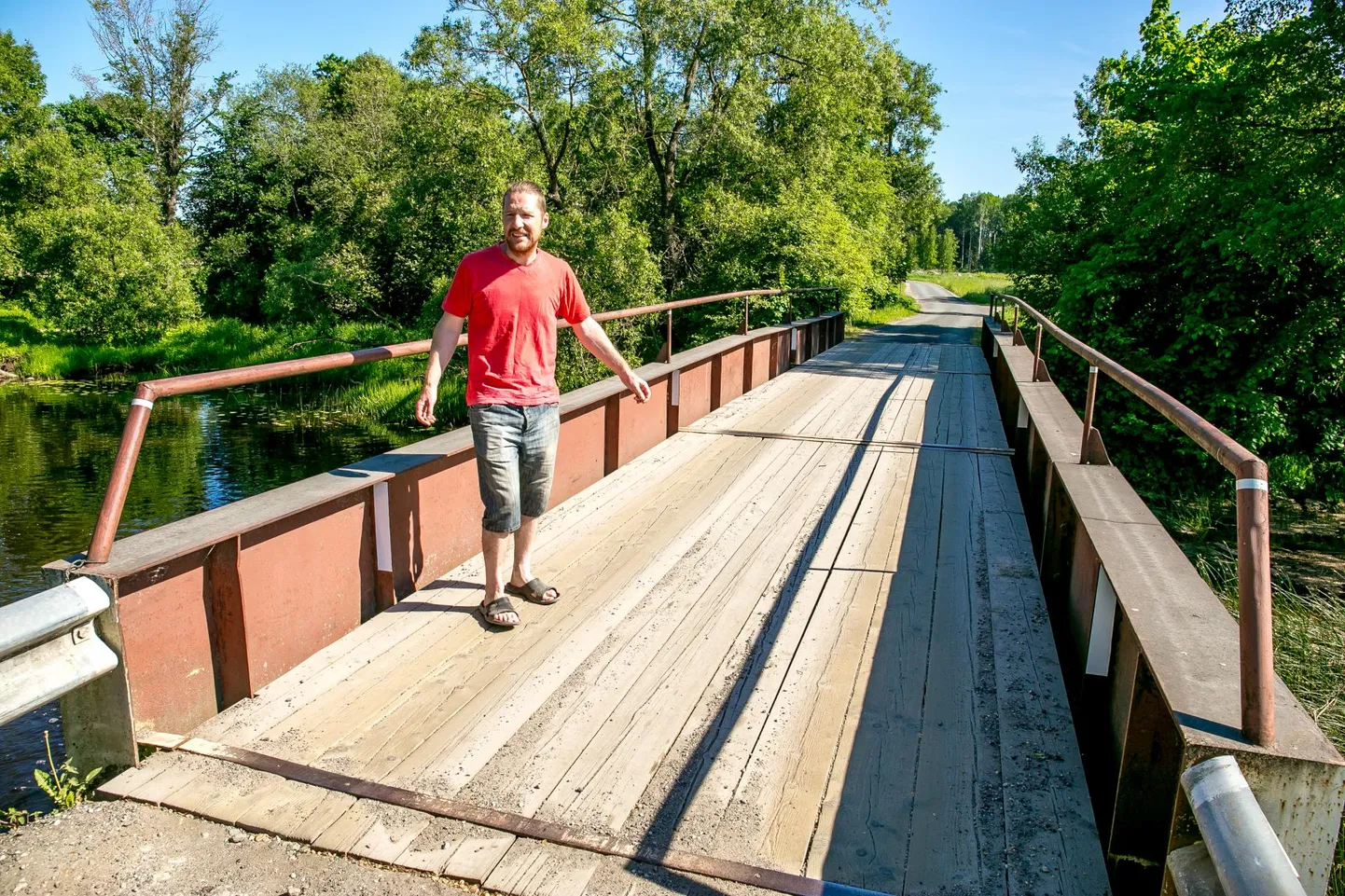 Saarde valla Metsaääre küla vanem Urmas Isand seisab üle Reiu jõe külla viival ­sillal, mille kandevõime on vaid 2,5 tonni ja mida Rail Balticu ehitajad sellisena kasu­tada ei saa.