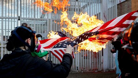 Около восьми миллионов вышли на митинги против Трампа в США