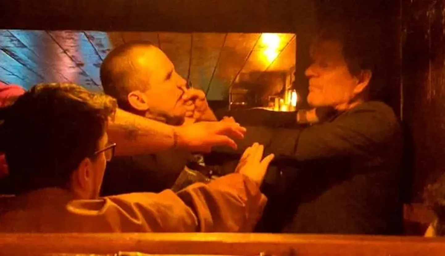 Internetis leviv videoklipp näitab, kuidas turvamees pidi Sean Beanist kinni võtma ja käskima tal rahuneda, kui näitleja ei lõpetanud pubis e-sigareti tõmbamist.