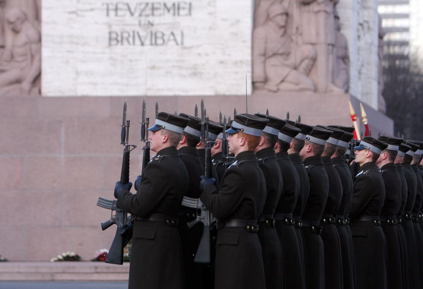 Nacionālo bruņoto spēku karavīru goda sardze Mongolijas un Latvijas ārlietu ministru svinīgās ziedu nolikšanas ceremonijas laikā pie Brīvības pieminekļa. Ilustratīvs attēls