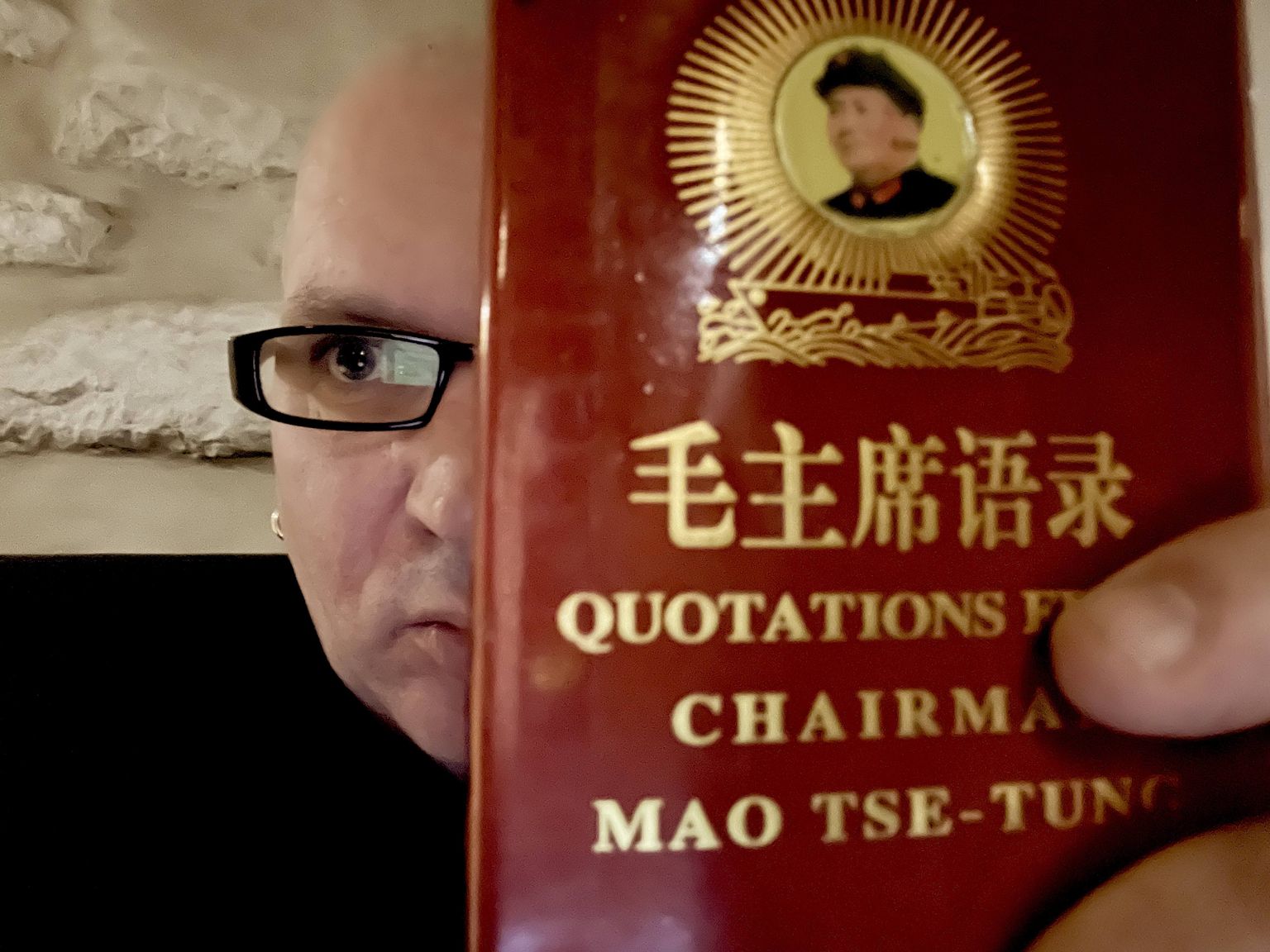 Mao inglise keelde tõlgitud "Punane raamat" loo autori käes