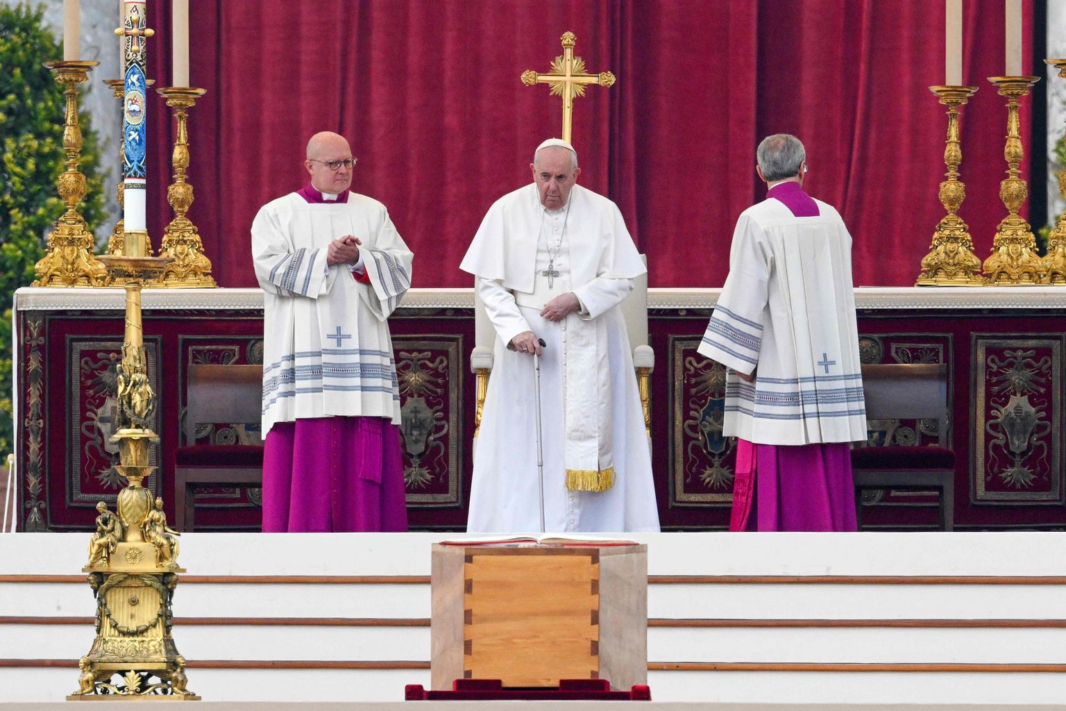 Paavst Franciscus seisab emeriitpaavst Benedictus XVI kirstu taga tema matusemissa ajal Vatikanis.
