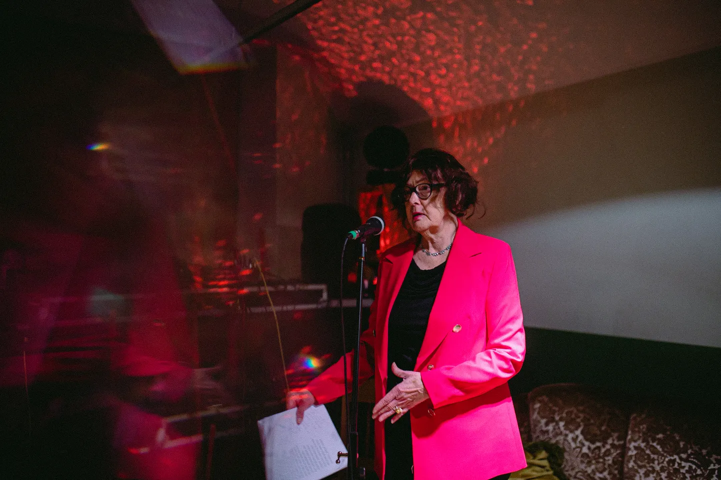 Maimu Berg esinemas festivalil Hullunud Tartu.
