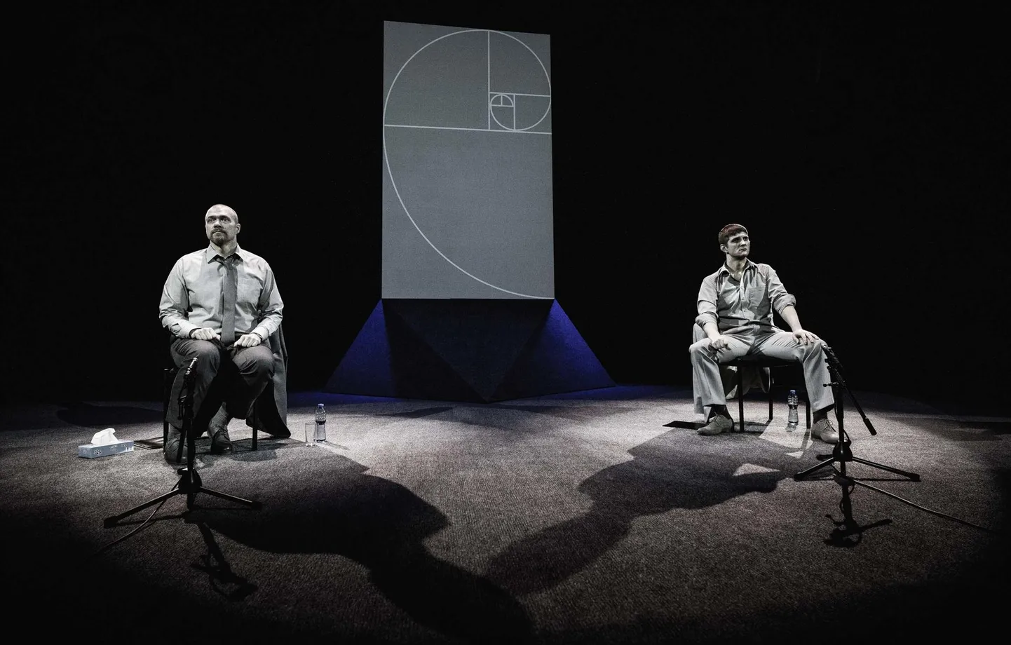 Andres Noormetsa Vanemuise teatris tehtud lavastuses «Midagi tõelist» mängivad Riho Kütsar ja Veiko Porkanen.