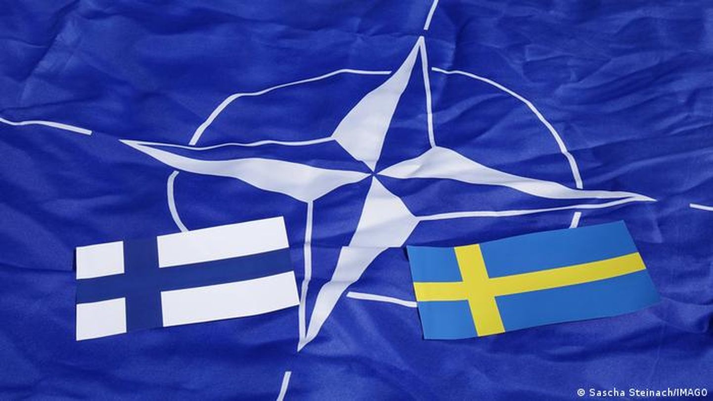 Флаги Финляндии и Швеции на флаге НАТО