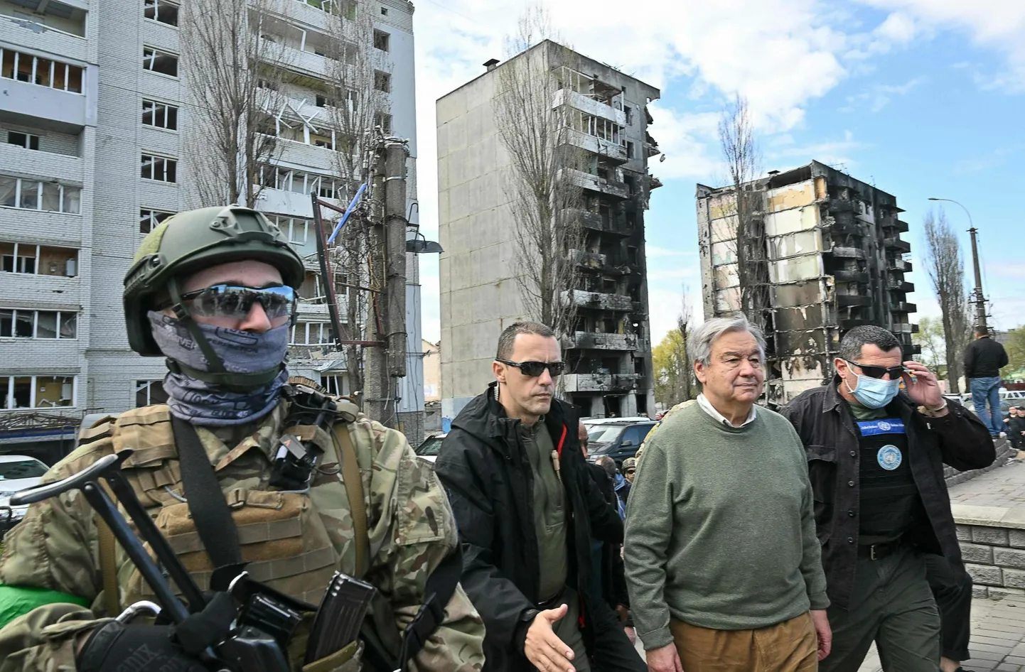 Eile Ukrainat väisanud ÜRO peasekretär António Guterres (paremalt teine) külastas ka Kiievi lähistel asuvat Borodjankat, kus Vene vägesid süüdistatakse kuu aega kestnud okupatsiooni kestel tsiviilisikute tapmises.