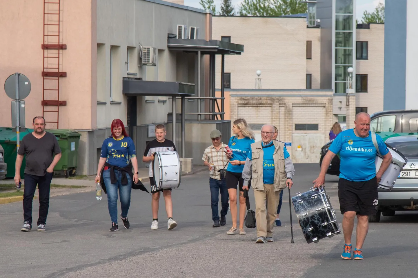 Viljandi HC fännid suundumas Põlva Mesikäpa halli. Trummid usaldatakse meeste kätte heal juhul tassimisajaks, aga löövad neid mängule kaasa elades üldjuhul naised.