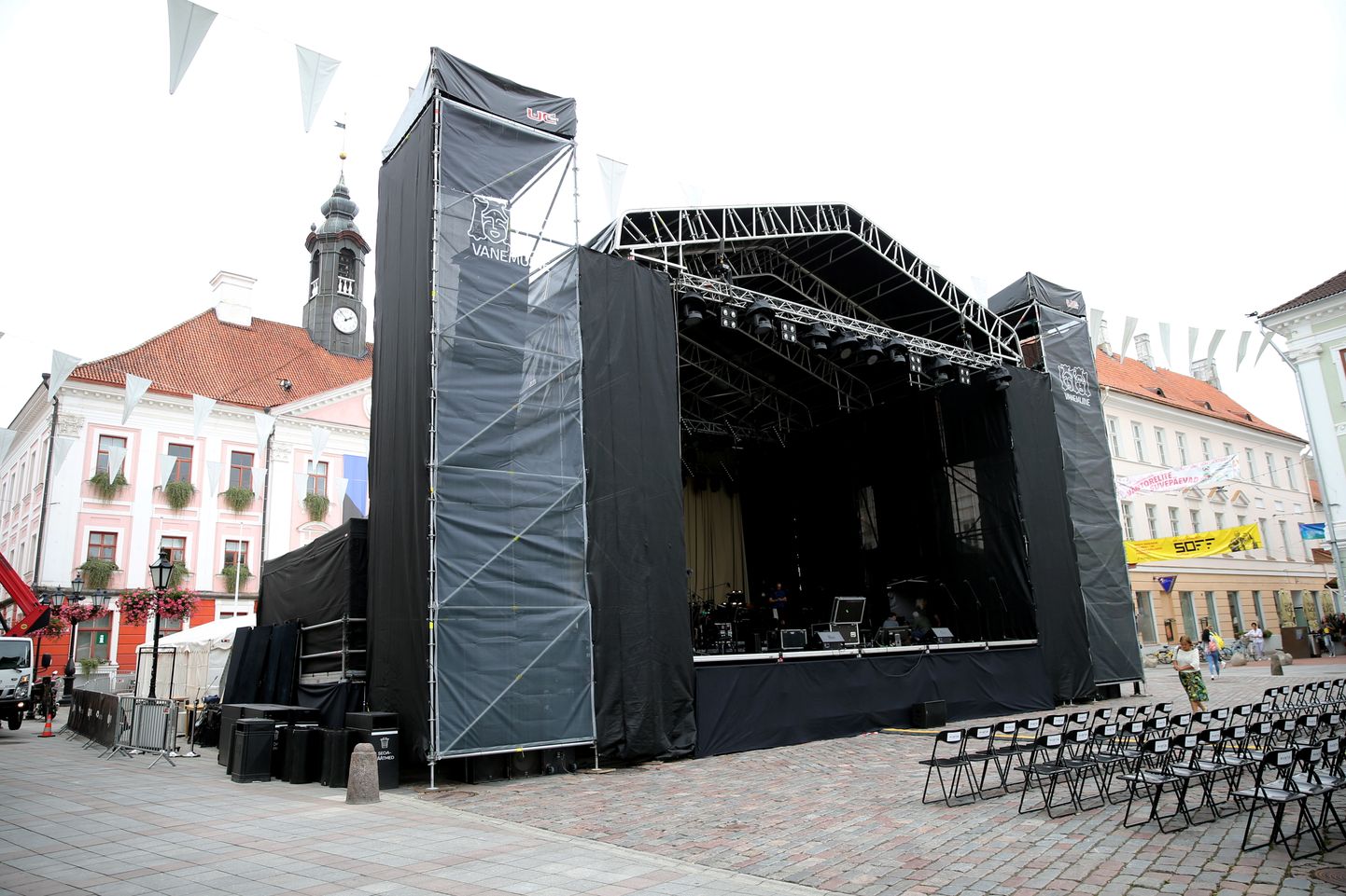 Vanemuise hooaeg algab laupäeval suure festivaliga terves linnas. Raekoja ees on telk ja toolid juba ootamas.