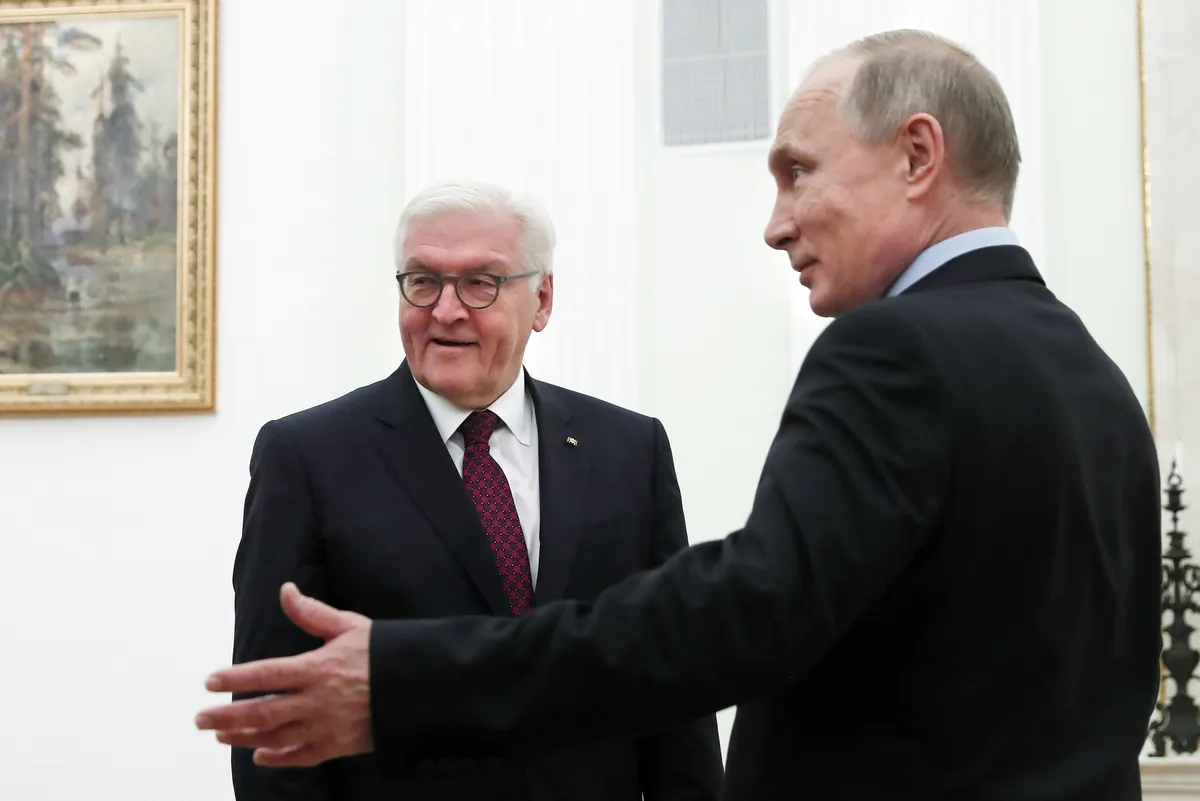 Президент России Владимир Путин приветствует президента Германии Франка-Вальтера Штайнмайера во время их встречи в Кремле в Москве. Россия, среда, 25 октября 2017 года.
