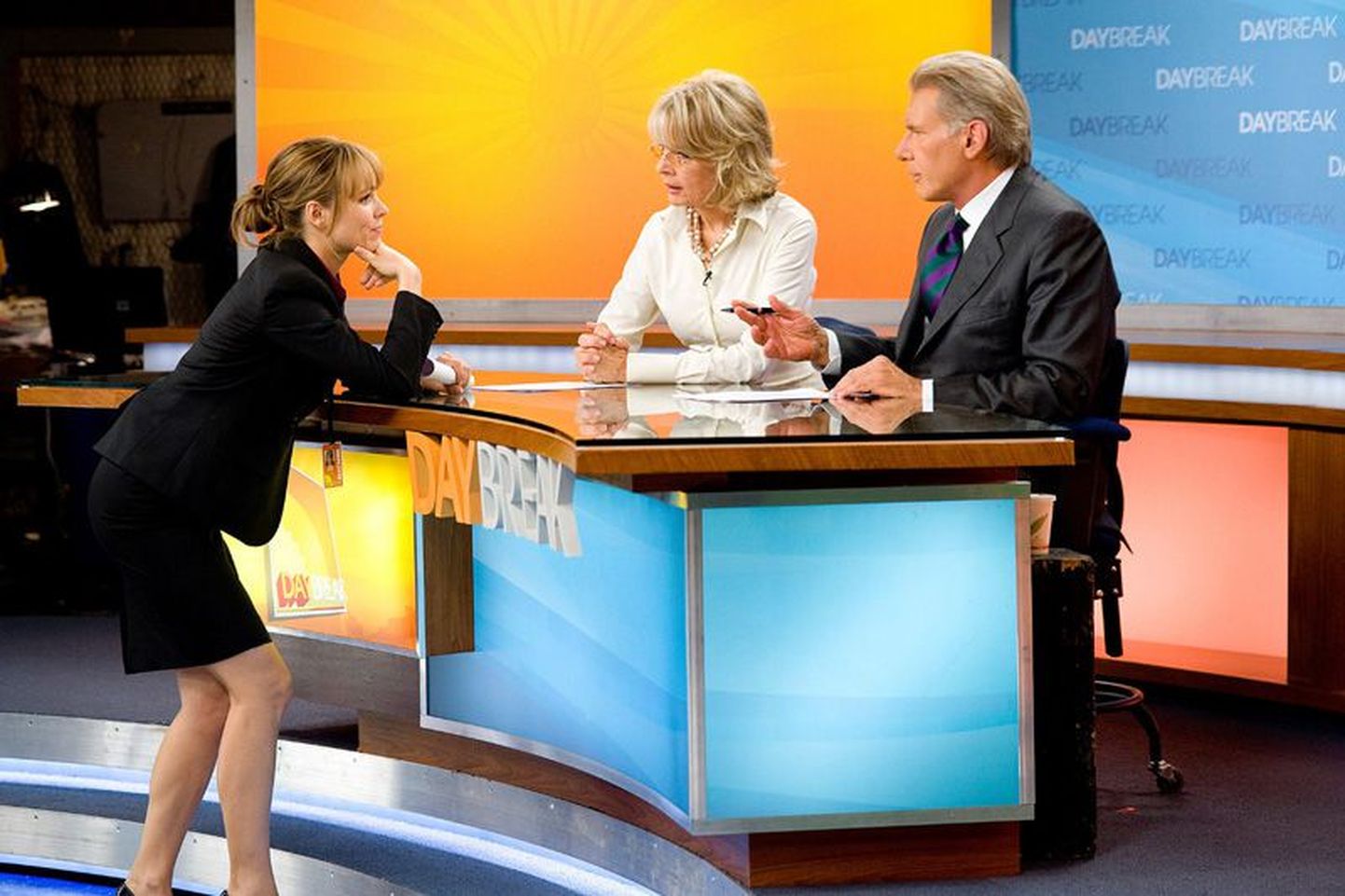 Rachel McAdams, Diane Keaton ja Harrison Ford murravad piike televisiooni hommikuprogrammi üle filmis «Hommikune sära».