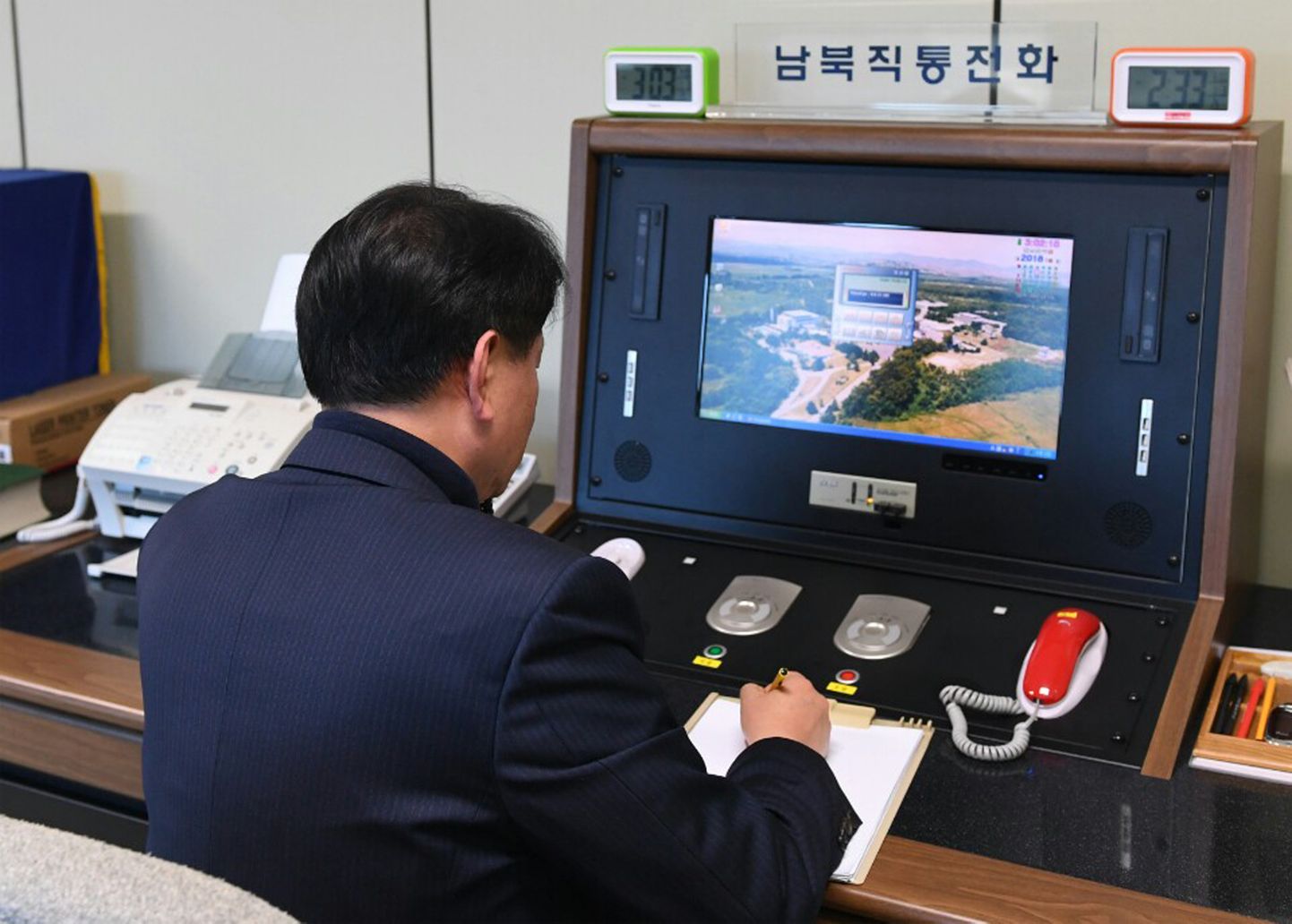 Lõuna-Korea ametnik liini kontrollimas.