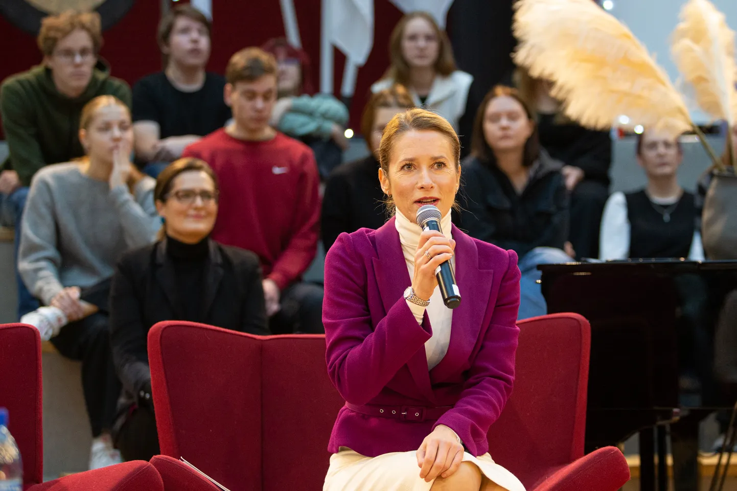 Peaminister Kaja Kallas soovitas Jõhvi gümnaasiumis õpilastel nende tulevikuhuve silmas pidades arendada esinemisoskust, loovust, kriitilist mõtlemisvõimet ja mälu.