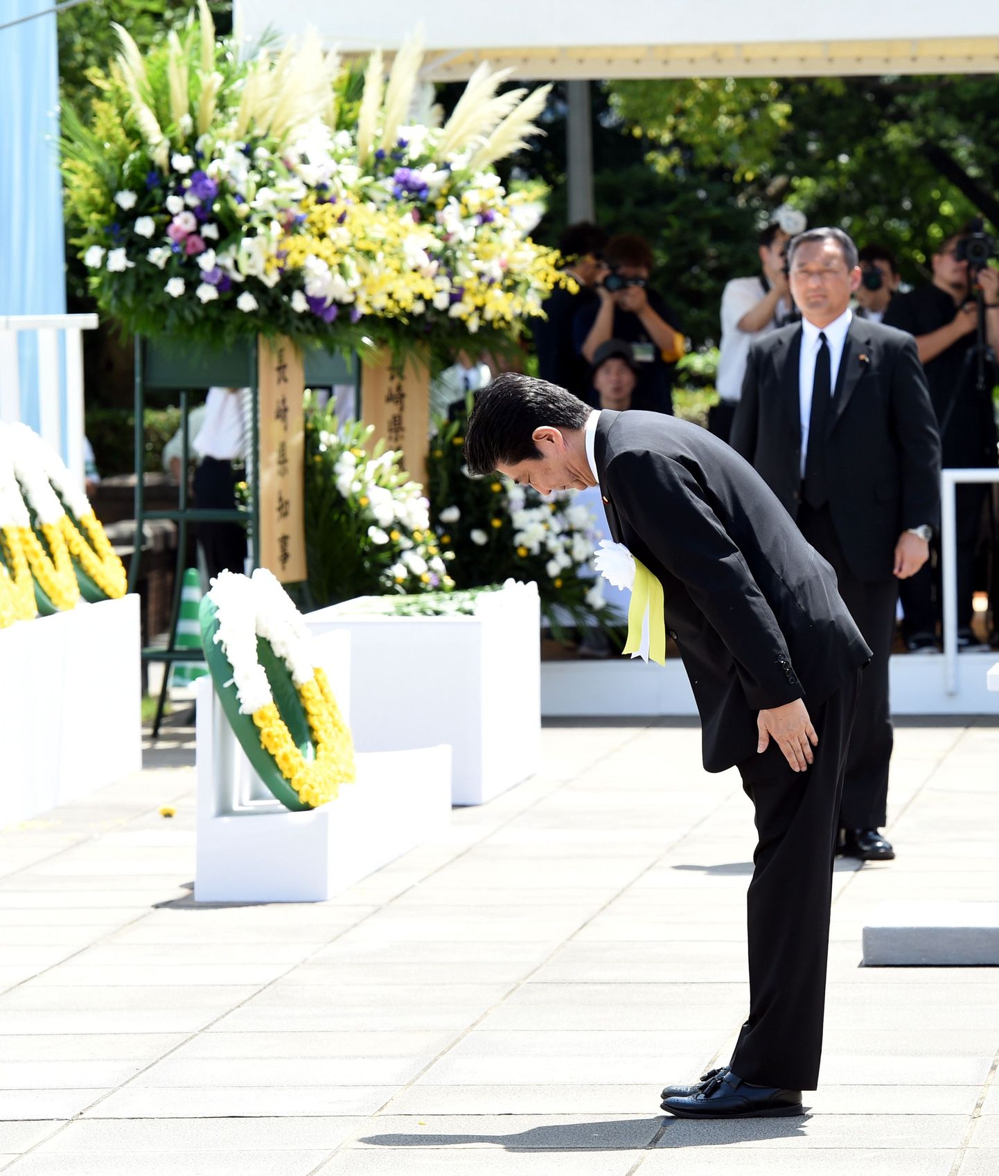 Jaapani peaminister Shinzo Abe kummardab Nagasaku tummapommirünnakus hukkunute memoriaali ees.