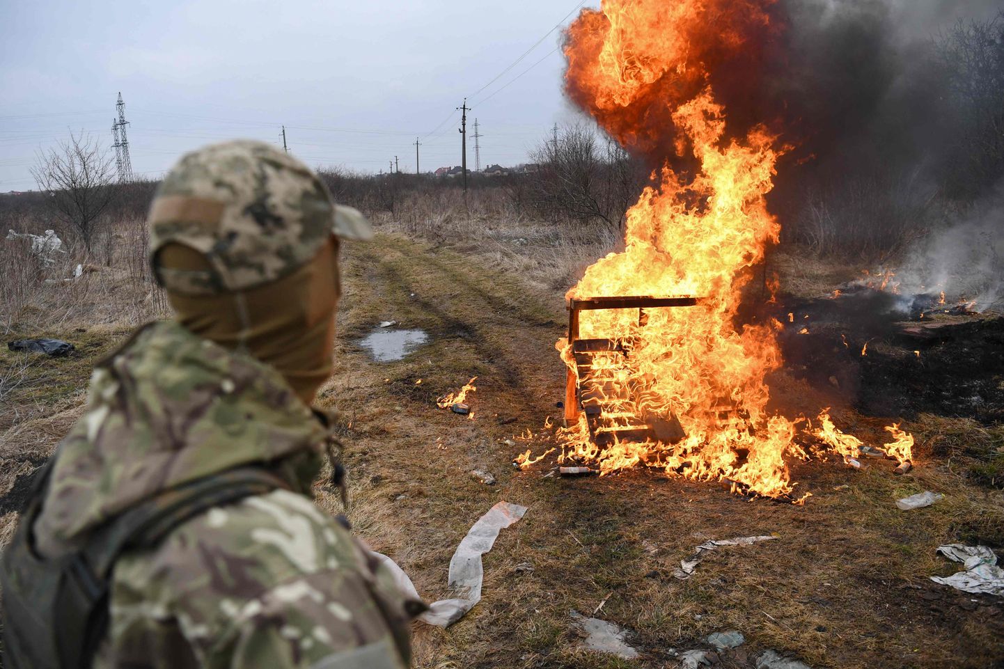 Ukraina sõdur Lääne-Ukrainas toimuval õppusel 4. märtsil 2022. Rohkem kui 1,2 miljonit inimest on Ukrainast põgenenud 24. veebruaril Venemaa alustatud sõja tõttu.