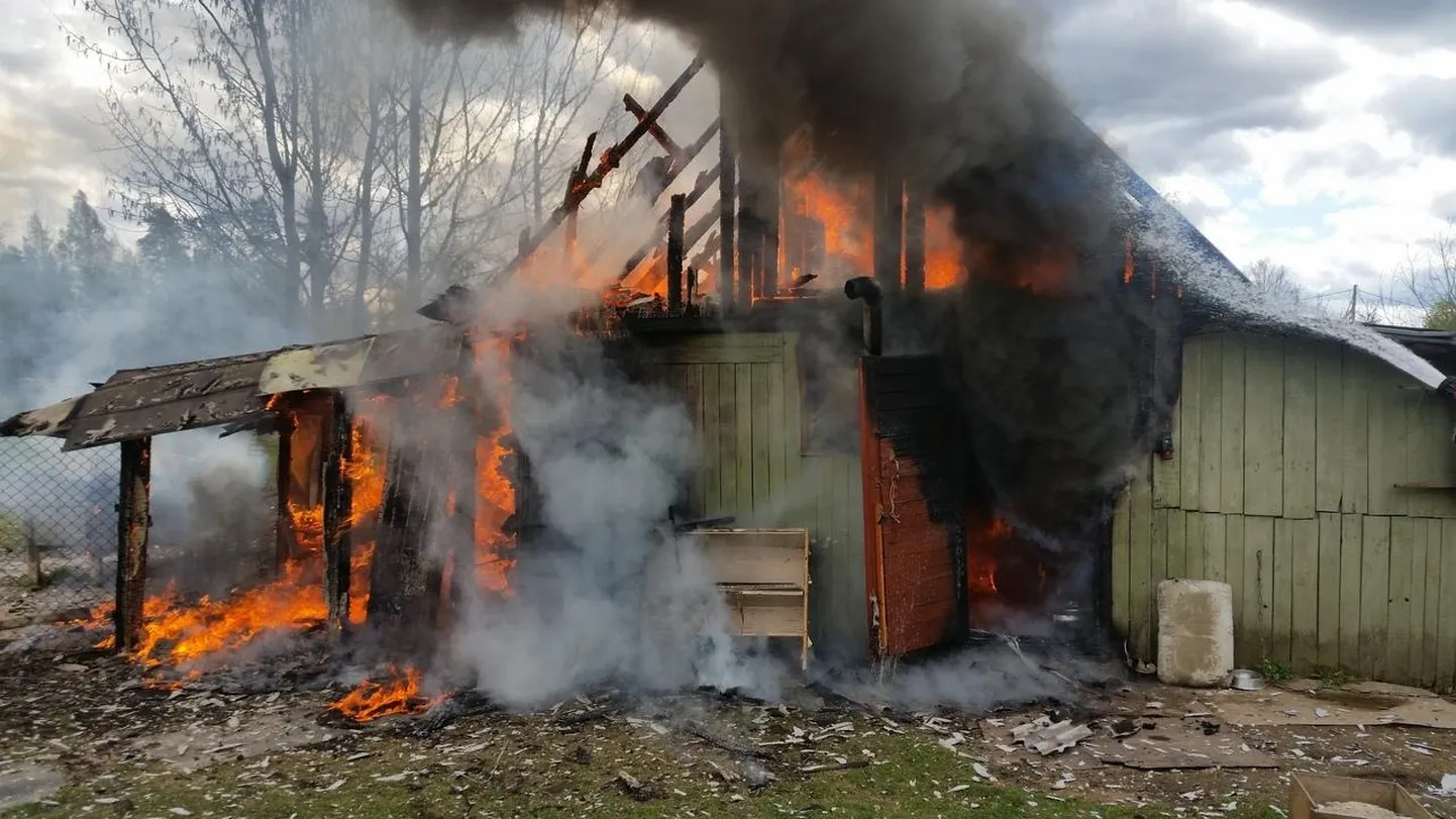 Valga vallas Raavitsa külas süttis laupäeval kõrvalhoone. FOTO: Päästeamet