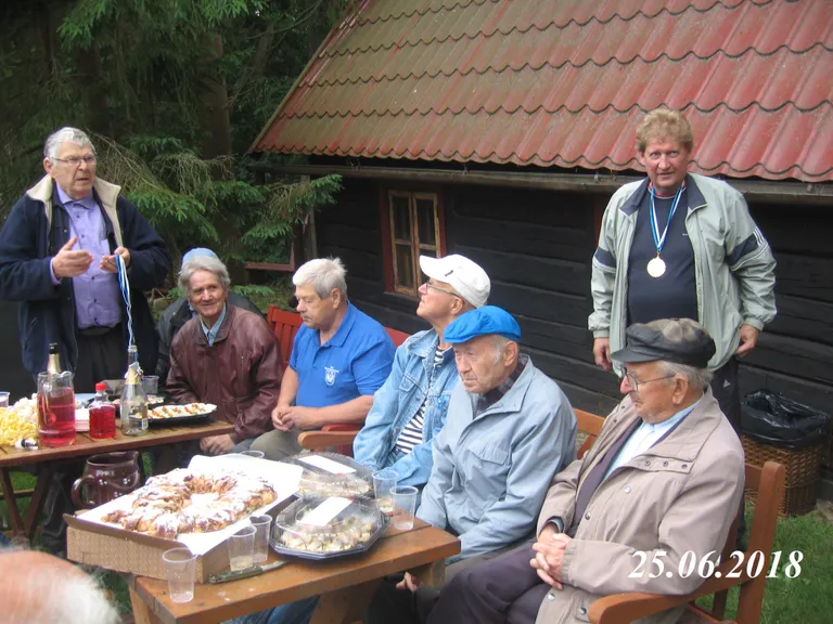 Päevast kokkuvõtete tegemine kringlilaua taga. Vasakul meesteklubi president Kalev Jahnson.