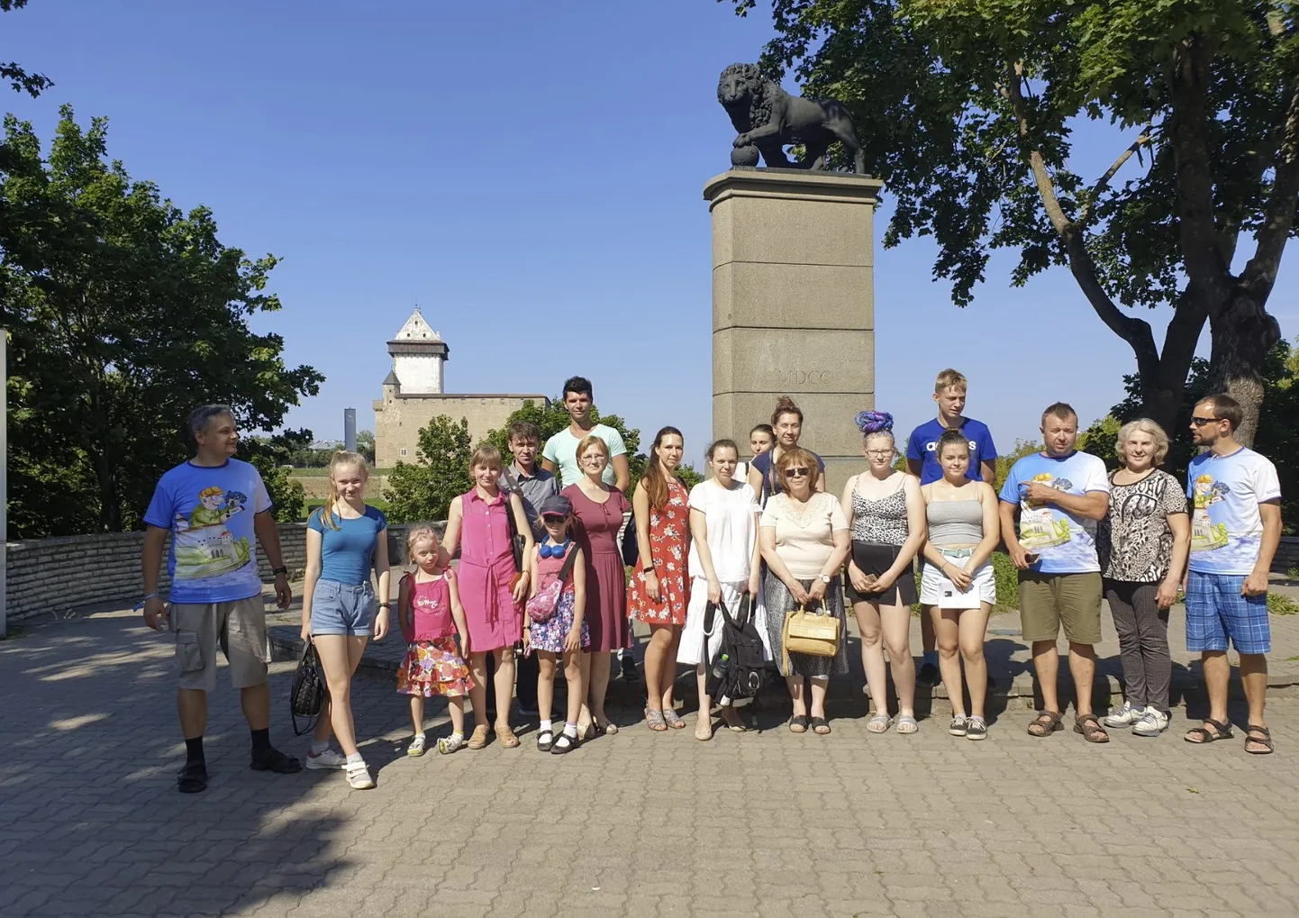 Seiklusliku orienteerumismängu "Suveseiklus" osalejad pidid vihjete järgi otsima Ida-Viru maamärke ja lahendama ülesandeid. Viimaste lahendamiseks vajati ka kõrvalolijate abi. Näiteks tuli teha pilt turistidega.