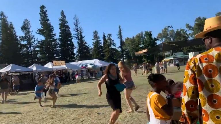 Inimesed põgenemas California Gilroy küüslaugufestivalilt