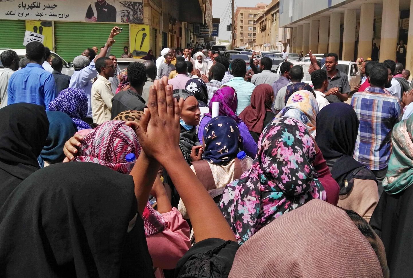 Жители Судана на антиправительственной демонстрации