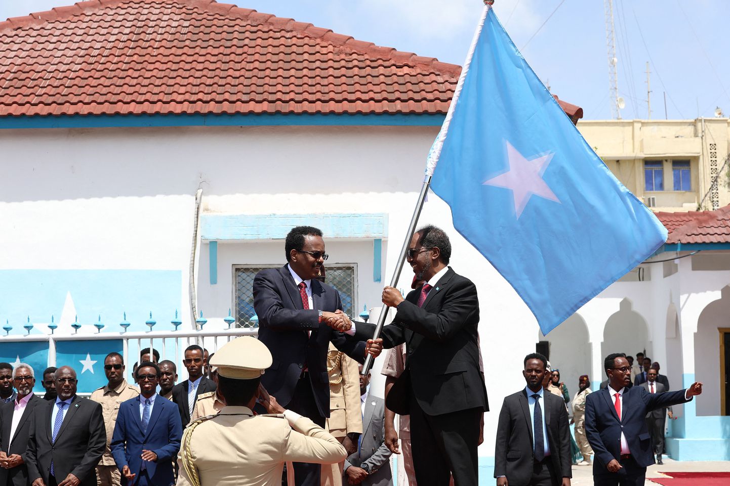 Käes hoitakse Somaalia lippu, pilt on illustreeriv.