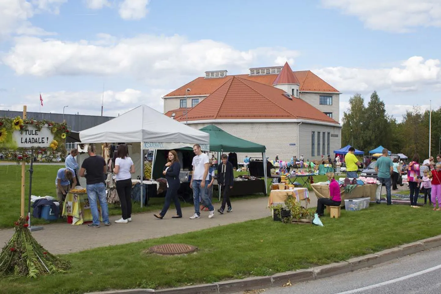 Nädal tagasi peeti laata Karksi-Nuias, kui seal oli tavapärane meefestival. Nüüd kolivad kauplejad Põhja-Viljandimaale, kuhu nad jäävad kaheks nädalavahetuseks.