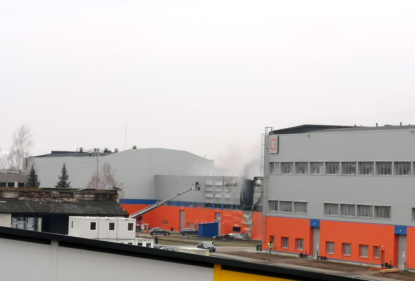 Rūpnieciskajā teritorijā Jelgavā aizdegusies ražotnes ēka