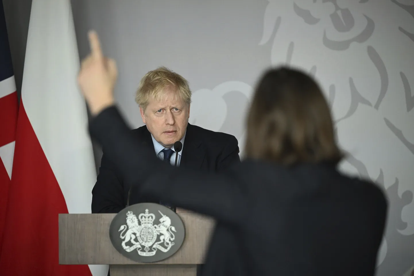 Daria Kaleniuk (seljaga) ja Boris Johnson