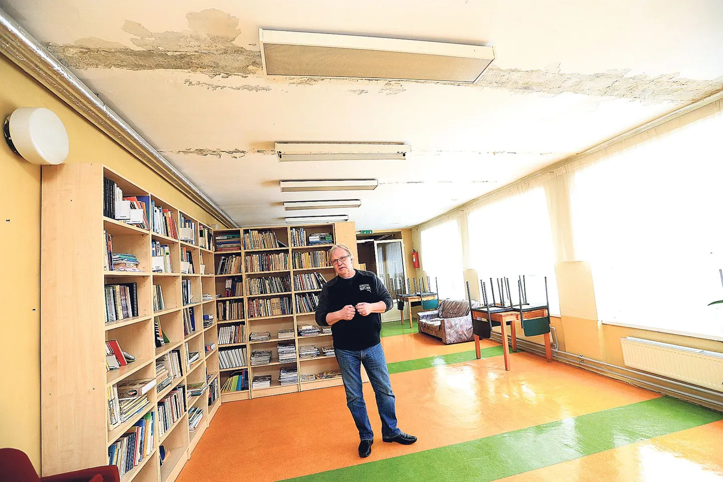 Mustvee gümnaasiumihoone katus ei lase vihmavett läbi üksnes raamatukogus, mille lagi on rikutud, vaid direktor Raivo Vadi sõnul ka paljudest teistest kohtadest. Lisaks koolireformile vajab linn nüüdisaegseid tingimusi, kus saaks üldse kooli pidada, leiab ta.