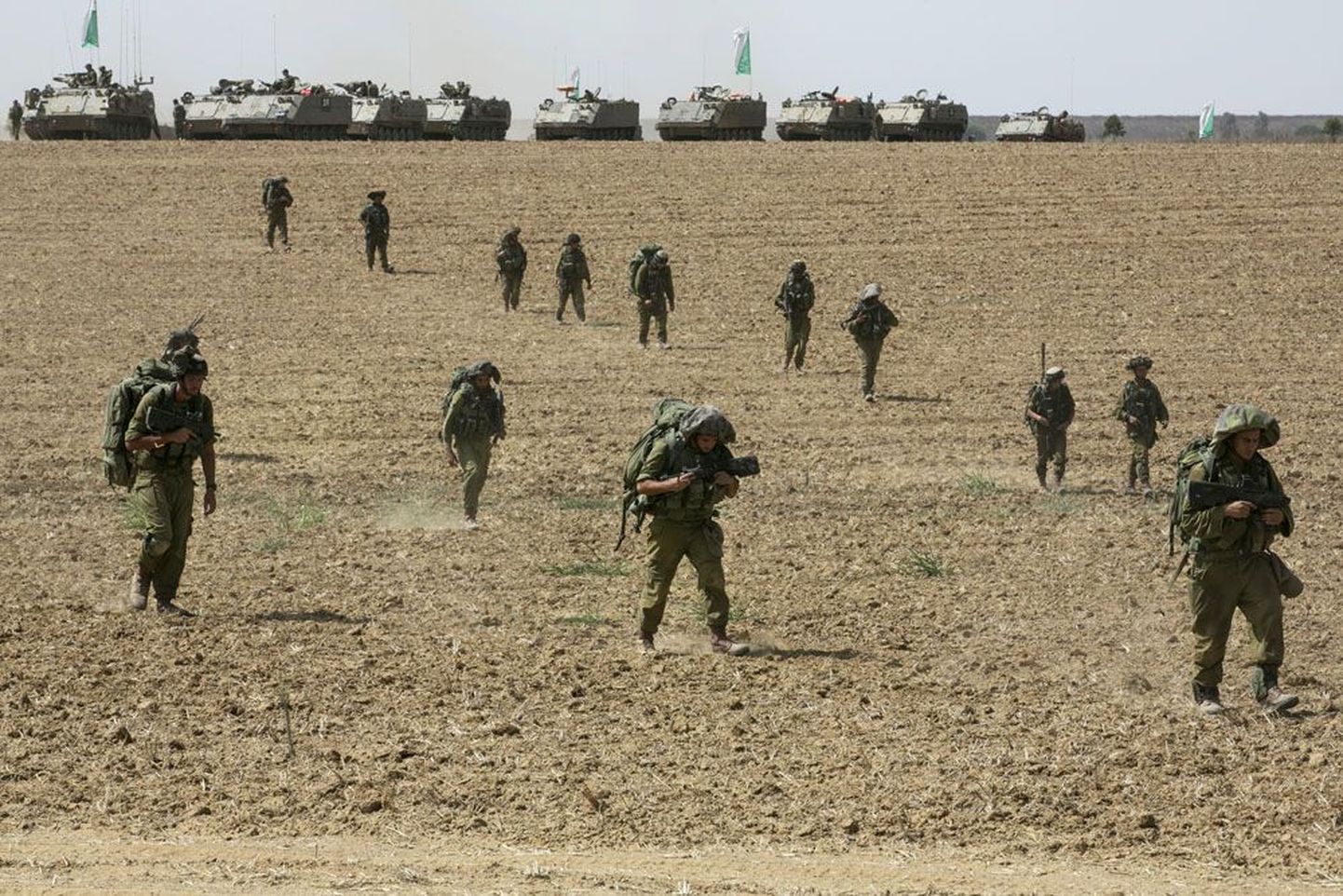 Iisraeli Nahali jalaväebrigaadi sõdurid Gaza sektori lähedal põllul.