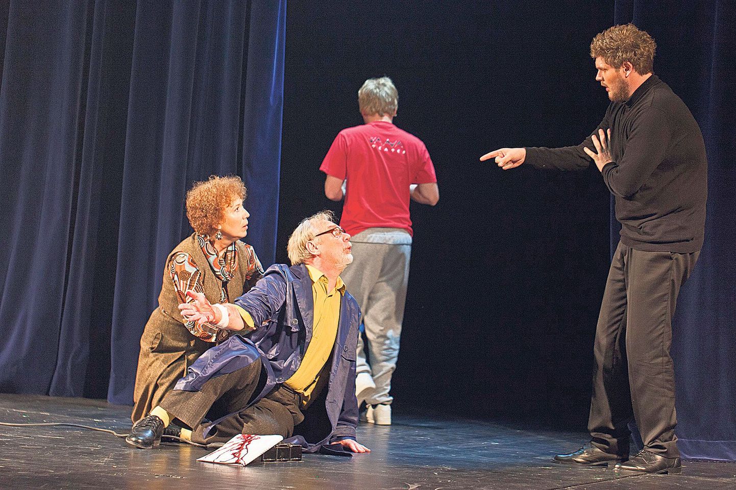 Lavastaja G (Uku Uusberg, paremalt) teeb näitlejate Leofredi (Aivar Tommingas) ja Hellega (Külliki Saldre) proovi inglise keeles. Lavalt on lahkumas näitleja Otto (Ott Sepp), kellel on käsil Hamleti rolli loomine.