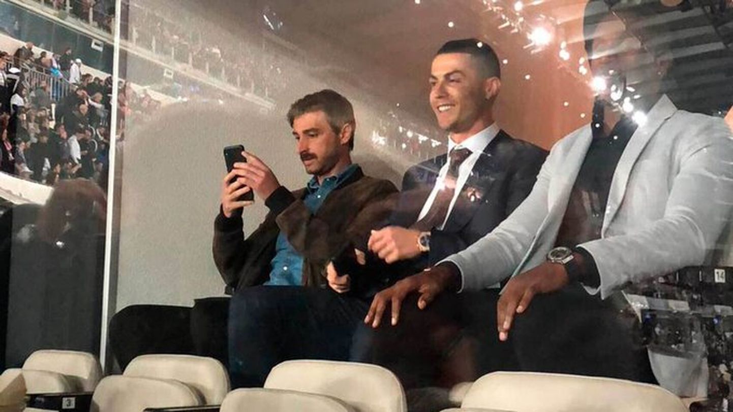 Cristiano Ronaldo (keskel) Madridi Reali ja Barcelona mängu vaatamas.