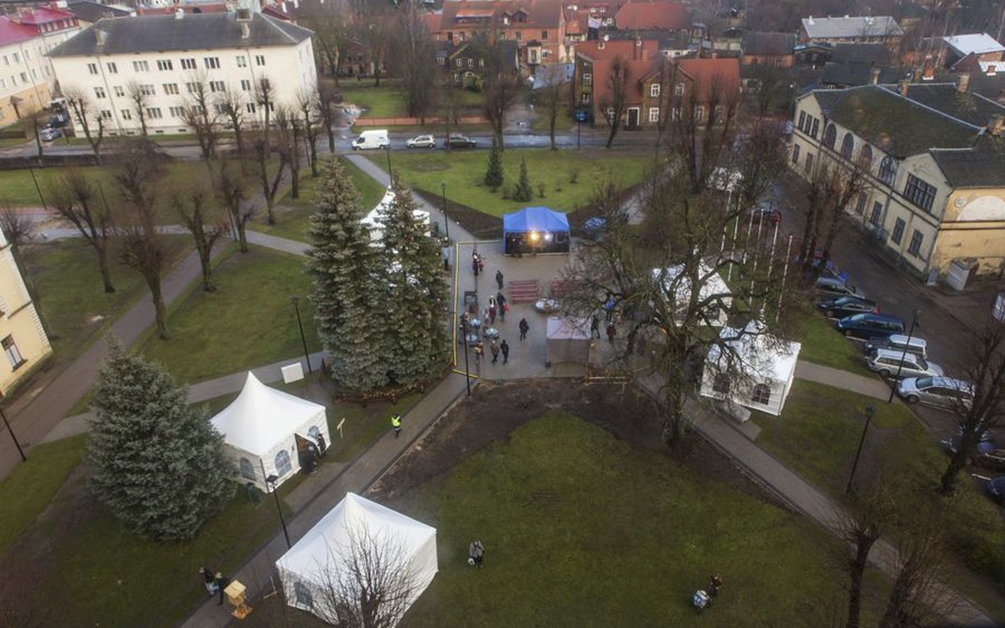 Kehvade ilmaolude tõttu ei olnud Raekoja park «Jõuluhansa» ajal publikut pilgeni täis.