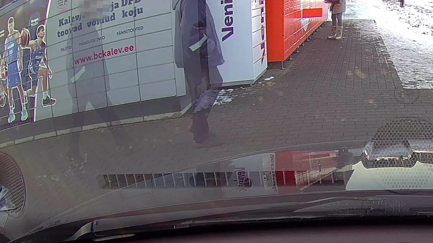 Töötaja jooksis kliendile järele.