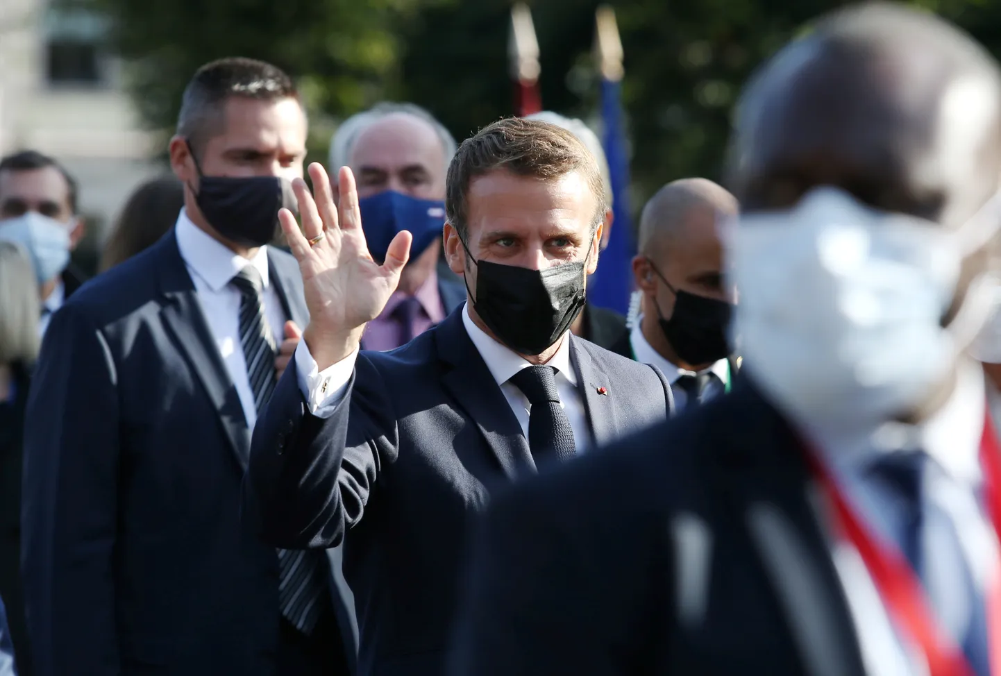 Francijas prezidents Emanuels Makrons pēc svinīgās ziedu nolikšanas ceremonijas pie Brīvības pieminekļa.