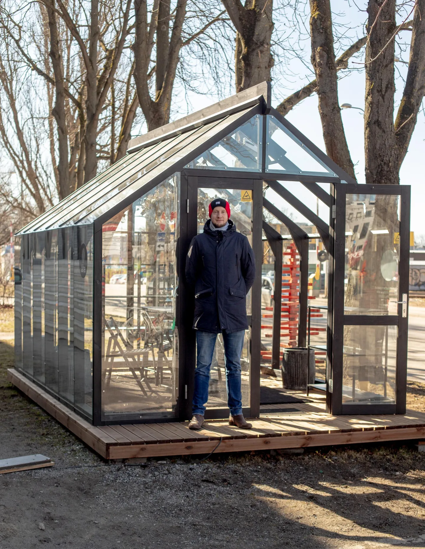 Näidiskasvuhoone on paigaldatud Telliskivi loomelinnaku ühe kohviku terrassile. Margus Kruusvalli hinnangul sobib seda kasutada nii taimede kasvatamiseks kui ka paviljonina.