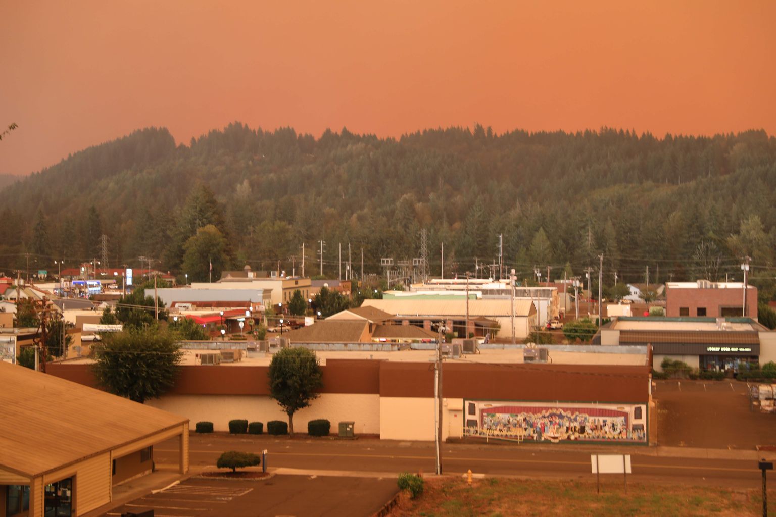 Maastikupõlenguist oranžiks värvunud taevas Oregoni osariigis asuva Estacada väikelinna kohal.
