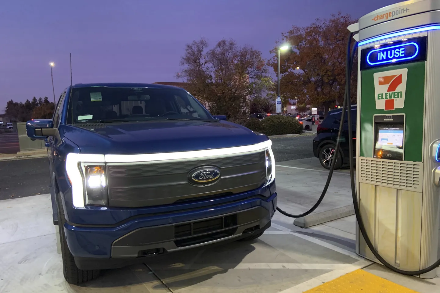 Ford F-150 Lightning laadimas.