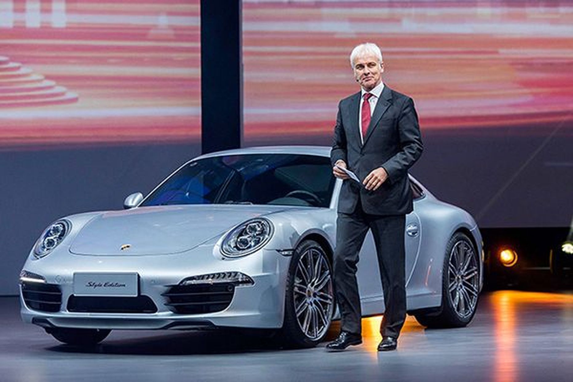 Endine Porsche, praegune kogu Volkswageni grupi tegevjuht Matthias Müller Shanghai autonäitusel.