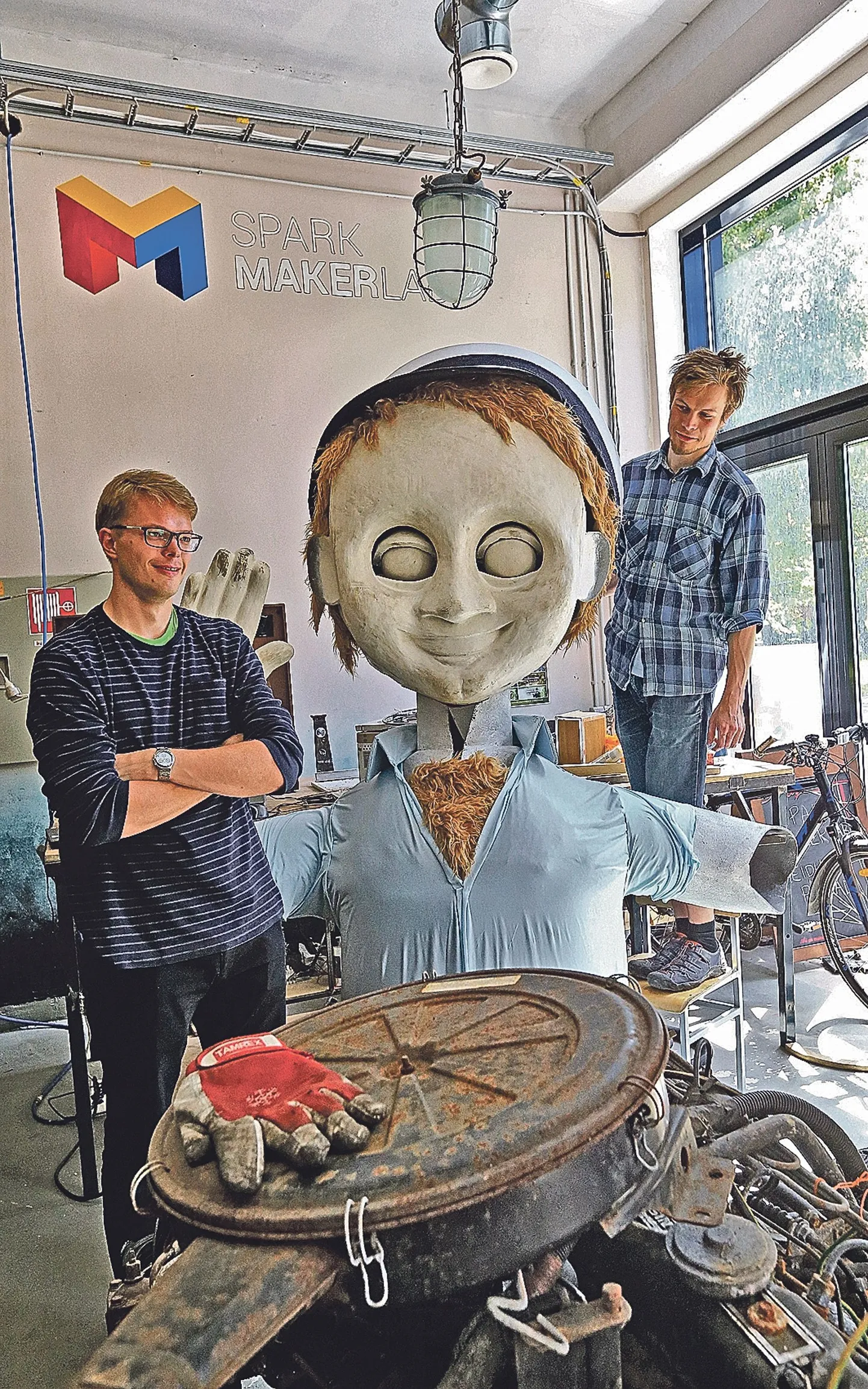 Makerlabi eestvedajad Uku Püttsepp ja Tarvo Metspalu proovisid eile laulupeotudengile pähe suurt teklit.