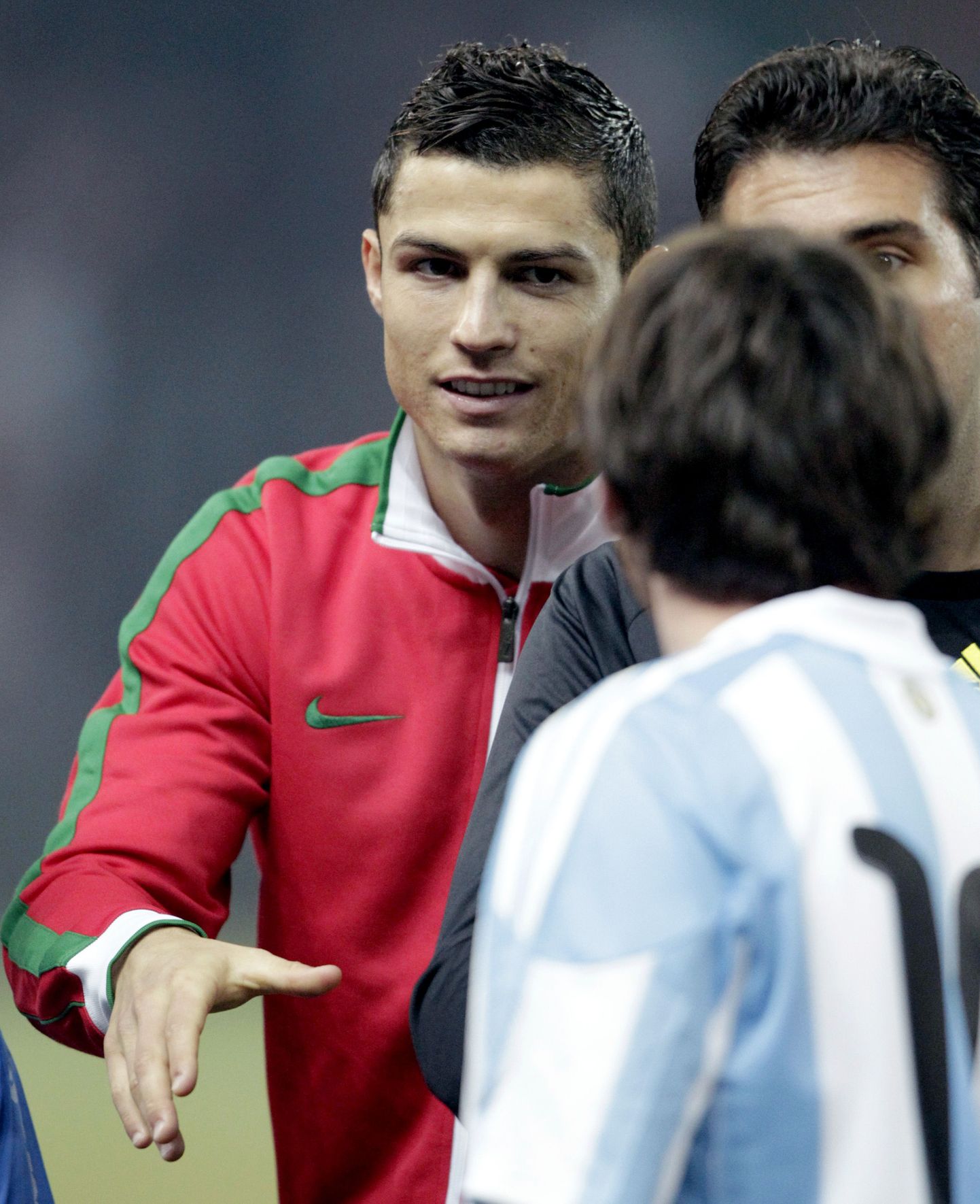 Nike`i üks tuntuim reklaamnägu jalgpallur Cristiano Ronaldo kätleb vastamängijaga
