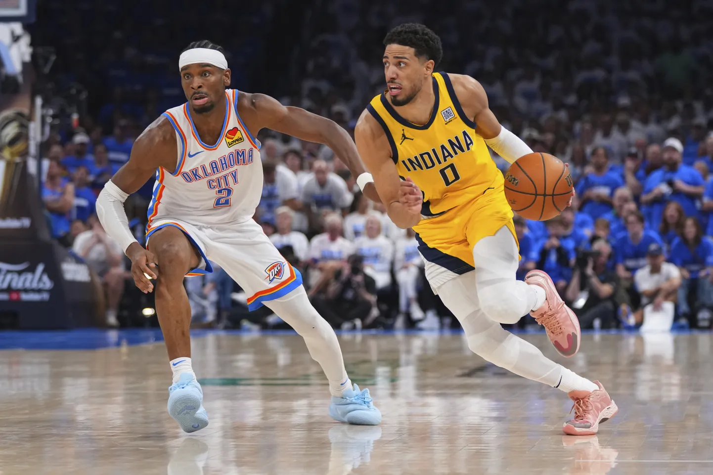 NBA kluba Indiānas "Pacers" līderis Tairīss Halibērtons (ar bumbu)