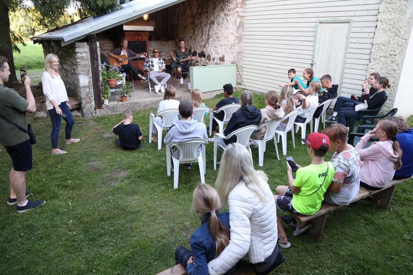 Ameerika ja Eesti laste rõõmuks tuli neile Uue-Kullile külla räppar Nublu, kes andis akustilise kontserdi.