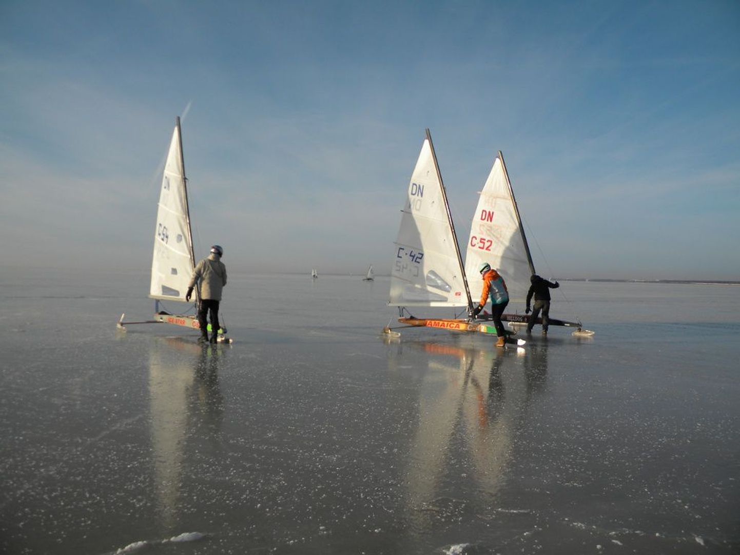 Noored jääpurjetajad treenisid eile Reiu rannas peegelsiledal jääl.